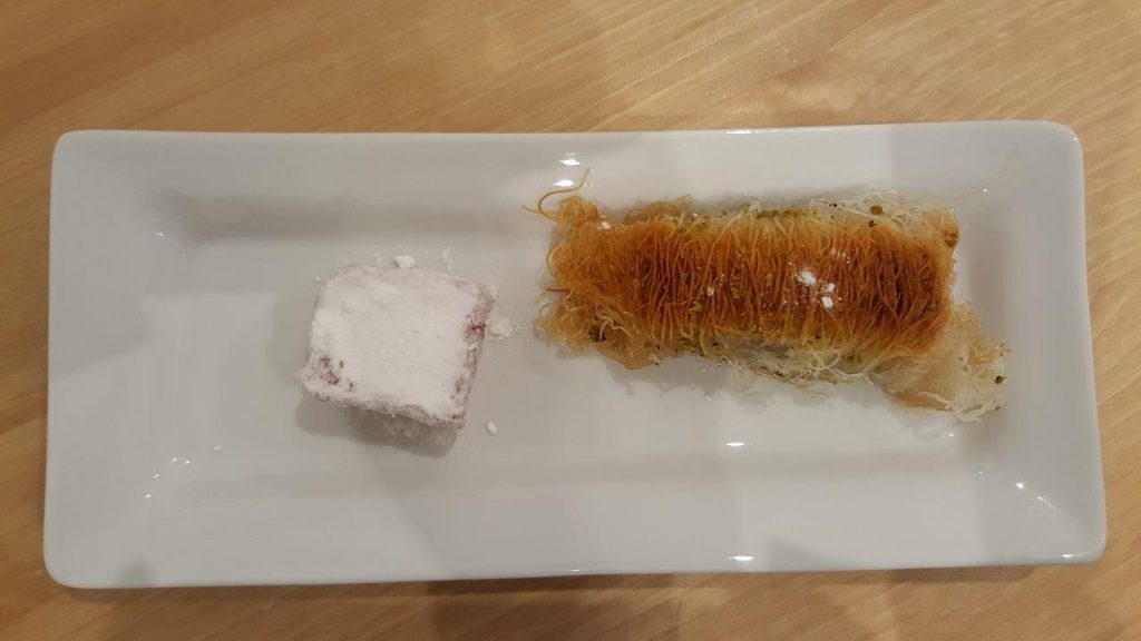 Assortiments de pâtisseries grecques : kadaïf avec un Loukoum de Syros