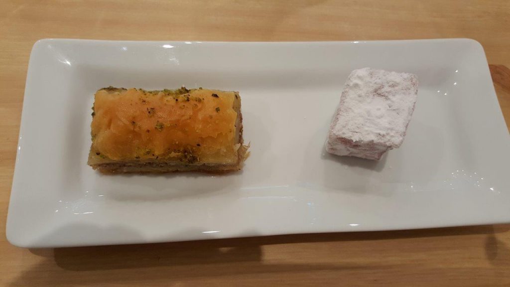 Assortiments de pâtisseries grecques : baklava avec un Loukoum de Syros