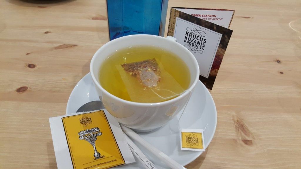 Infusion bio avec du safran grec, du miel, de l'orange et une sélection d'herbes