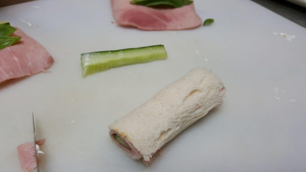 mini-roulé basilic fromage frais et jambon blanc