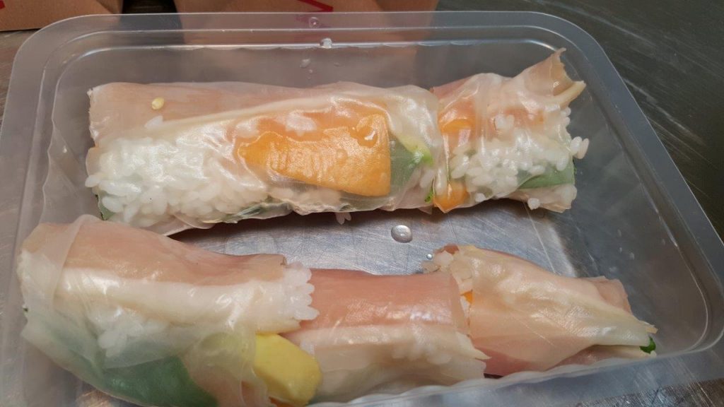 maki en transparence de jambon cru, méli-mélo d'avocat et melon 