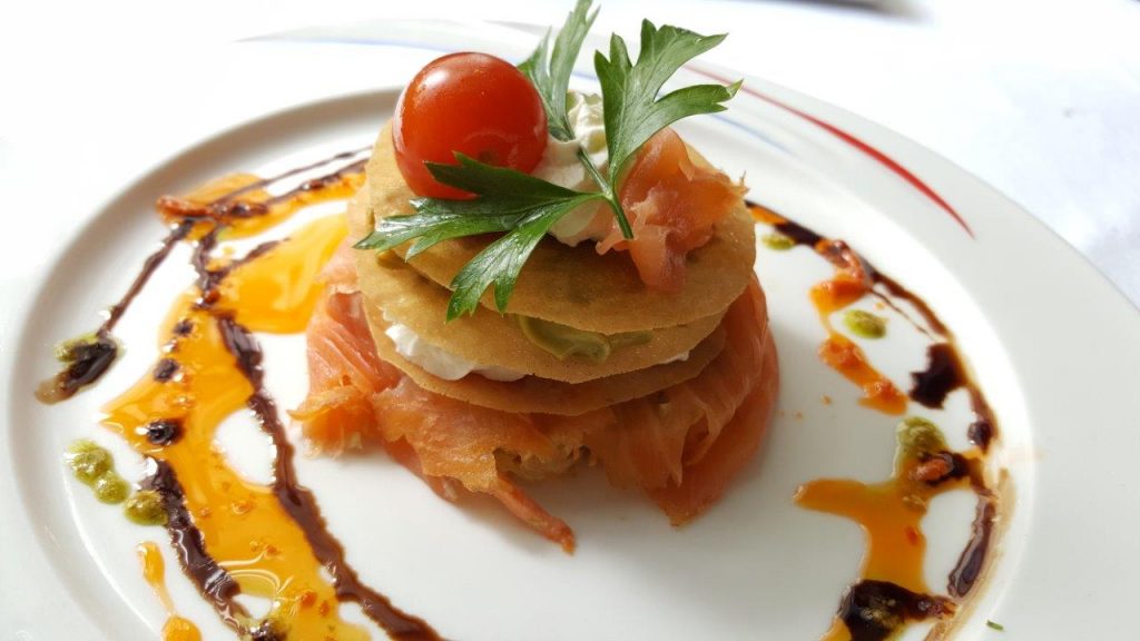 Croustillant de saumon fumé, caviar d'avocat, fromage aux fines herbes 