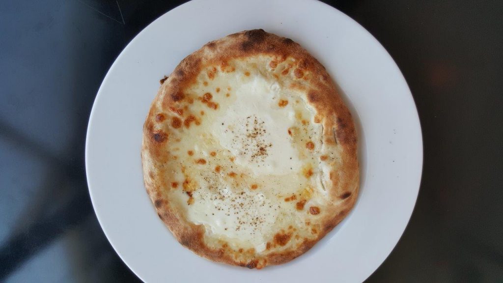 Pizza gusto : gorgonzola, stracchino, taleggio, mozzarella di bufala 