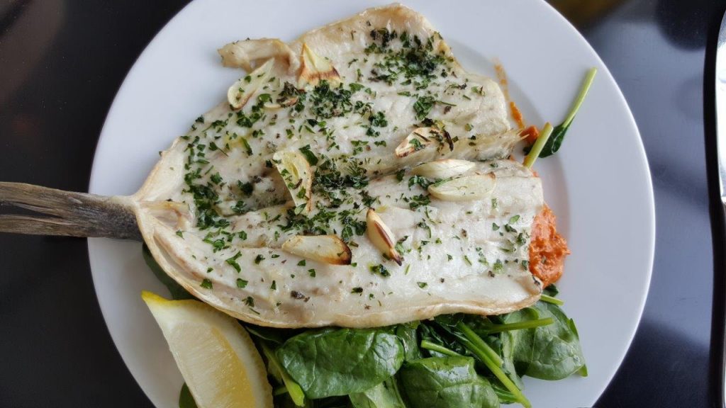 Branzino alla griglia con spinaci saltati e pesto : Bar grillé, épinards sautés et pesto