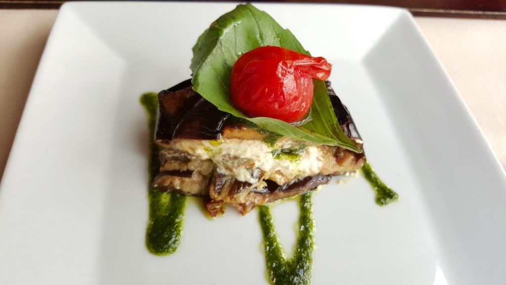 Millefeuille d'aubergines au chèvre frais et pistou