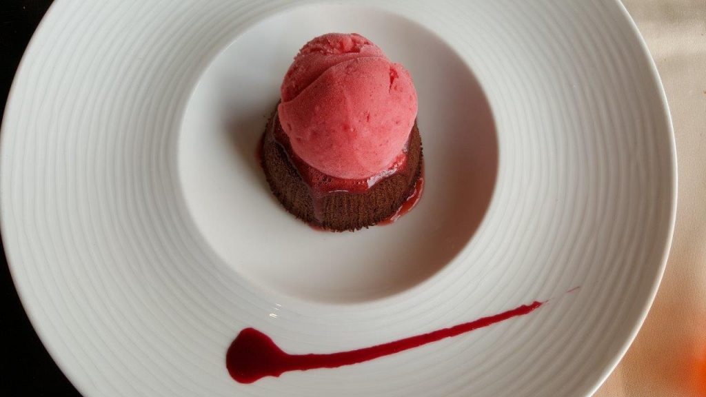 Moelleux au chocolat et sorbet fraise