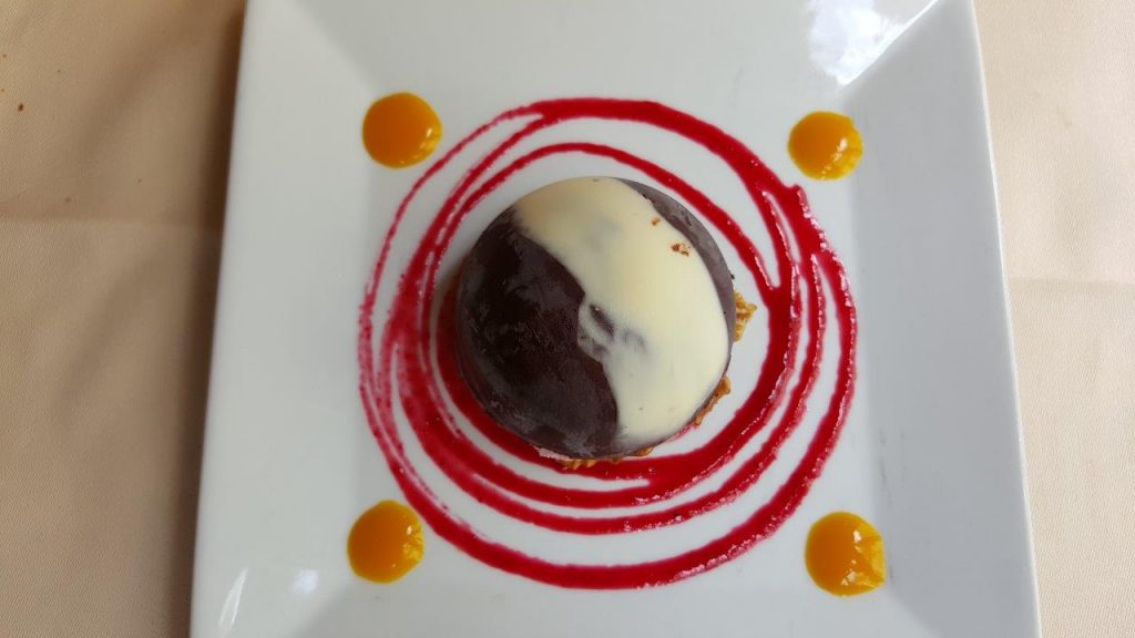 Dôme de chocolat et mousse de fruits rouges, dentelle de sésames aux noisettes