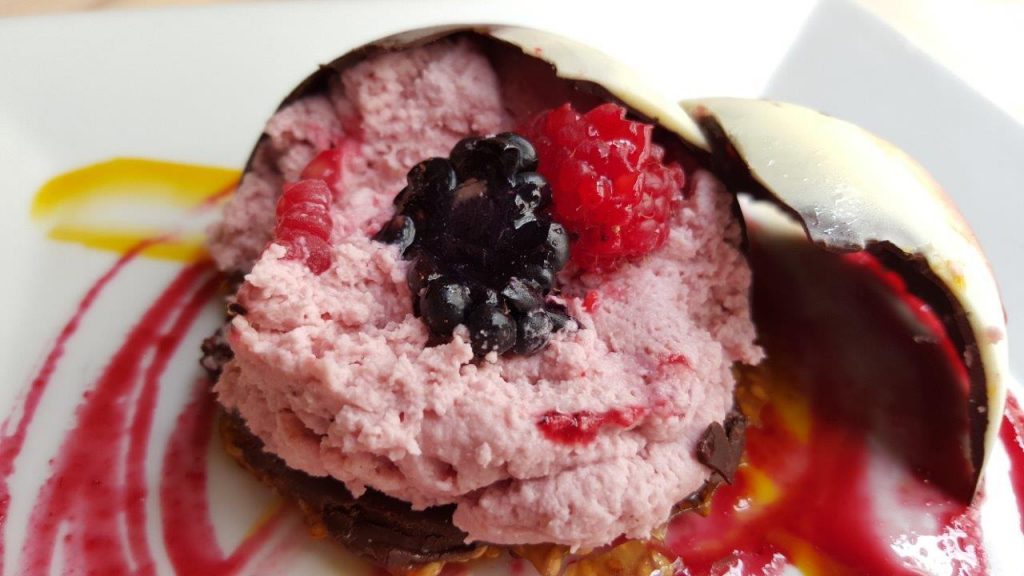 Dôme de chocolat et mousse de fruits rouges, dentelle de sésames aux noisettes