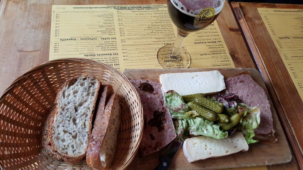 Planche mixte : pâté au pruneaux, pâté aux deux foies, vieux Lille, carré du Vinage 