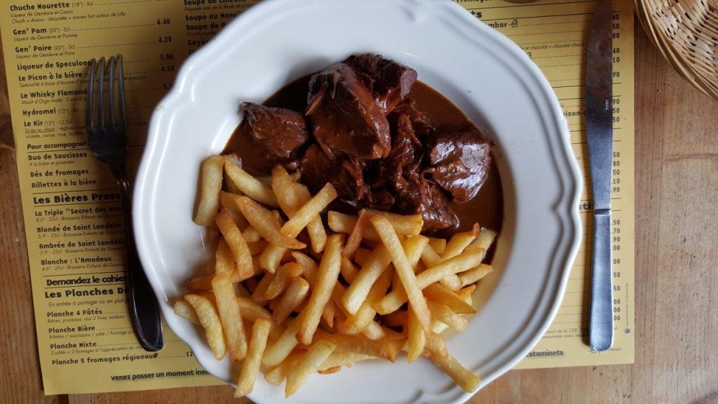 Carbonnades flamandes : petits morceaux de bœuf cuisines à la bière ambrée des Flandre et pain d'épices et cassonade brune