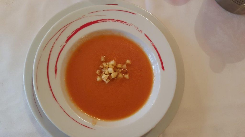 Gaspacho frais andalou et petits croûtons aillés