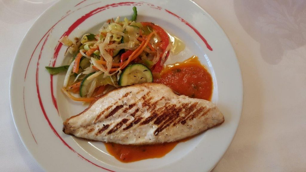 Filet de dorade grillé, poêlées de légumes, sauce tomate et basilic