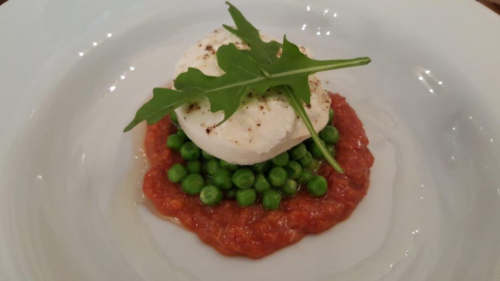 Oeuf poché, asperges sauvages et mousserons