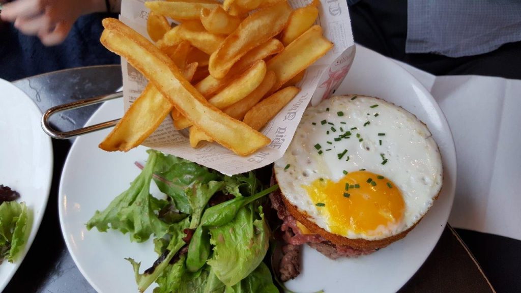 Royal potatoes burger : steak haché, œuf sur le plat, galettes de pommes de terre, cheddar, oignon rouge, tomate, salade, sauce burger