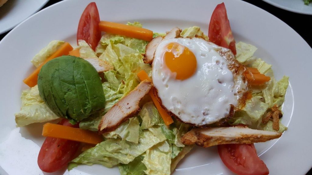 La Charlie salad : poulet tandoori, oeuf au plat, cheddar, avocat, tomates, romaine, sauce philadelphia