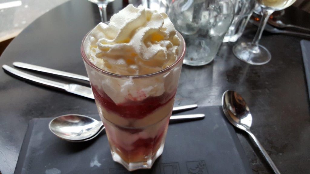 Triffle fruits rouges : fruits rouges, biscuit cuillère, crème pâtissière, coulis de fruits rouges, amandes effilées et crème fouettée 