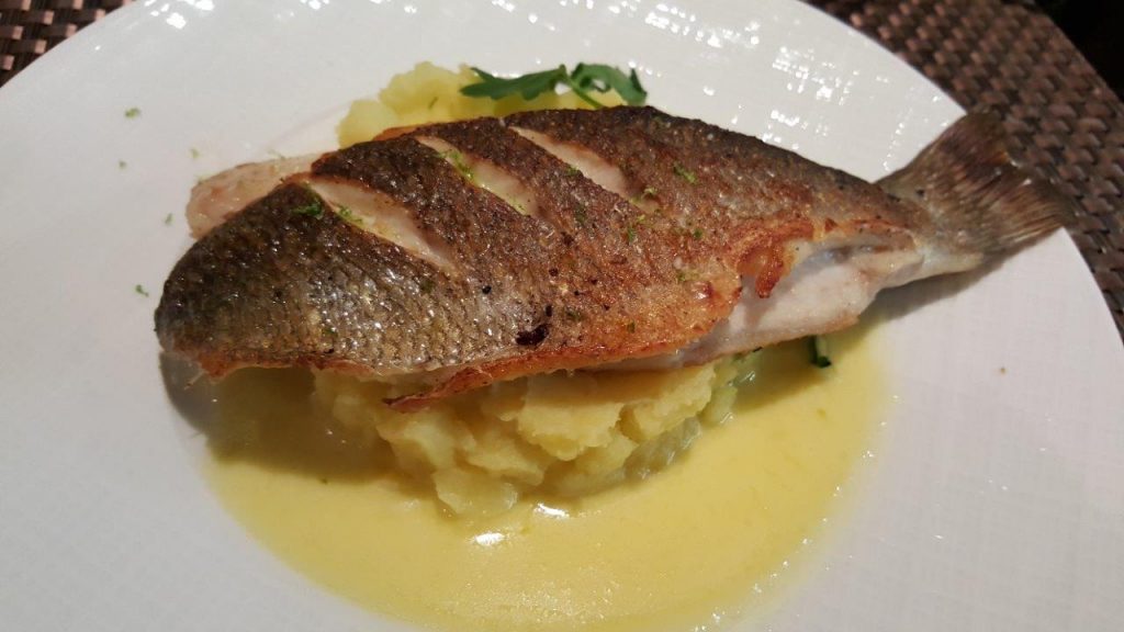 Le bar entier à la plancha, beurre blanc au citron, écrasé de pommes de terre à la fourchette