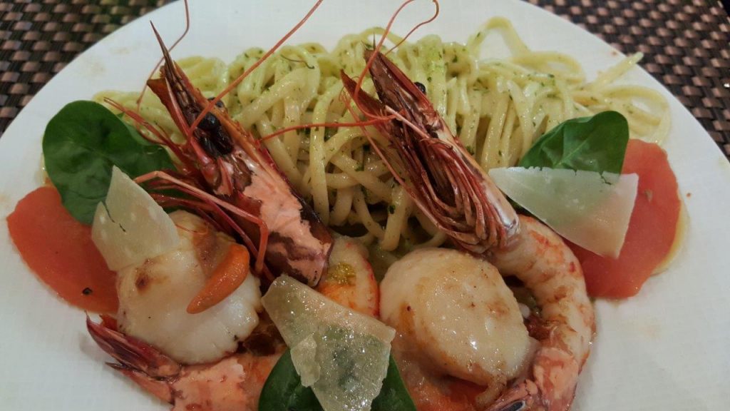 Les Saint Jacques et gambas à la plancha, sauce pistou, linguines, tomates séchées et parmesan 