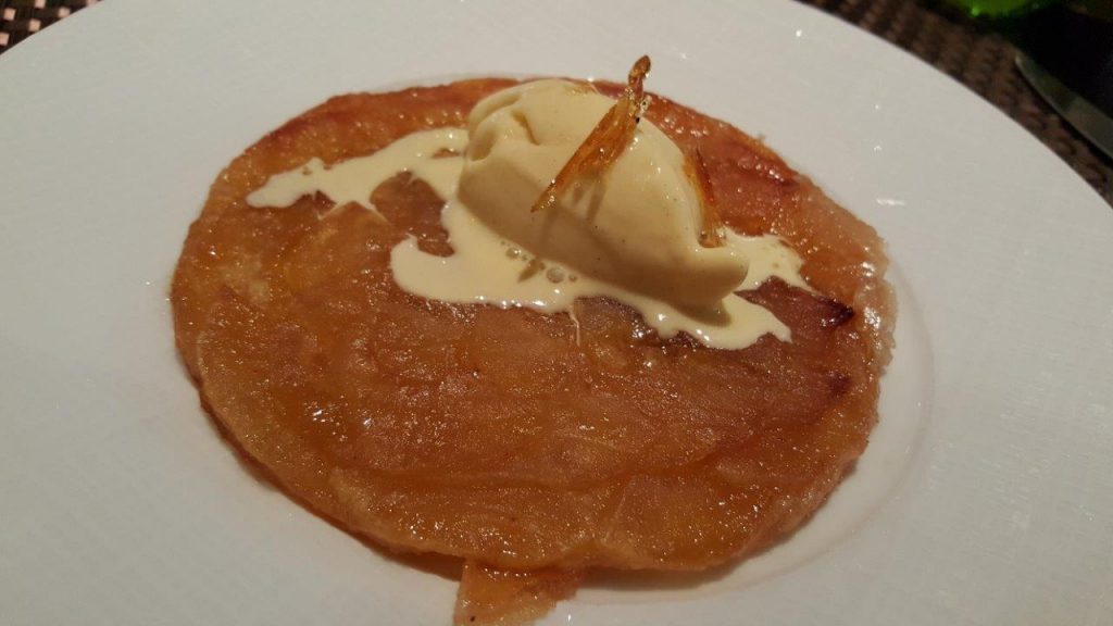 La tarte fine caramélisée aux pommes tièdes, glace maison au lait d'amande 