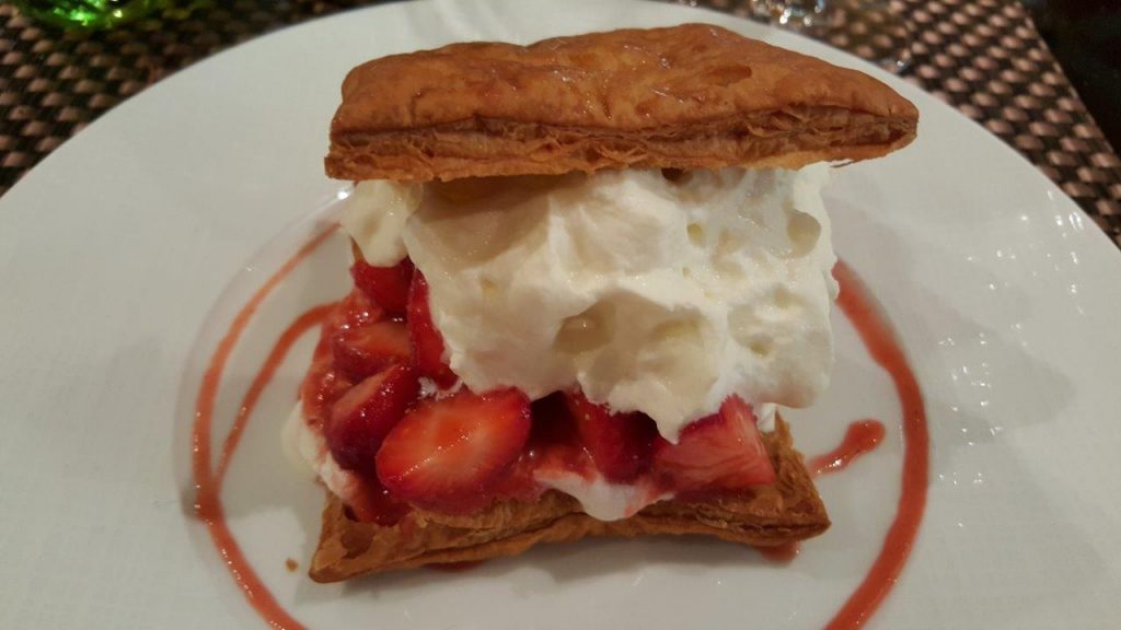 Le millefeuille chantilly aux fraises de saison, coulis de fruits rouges 