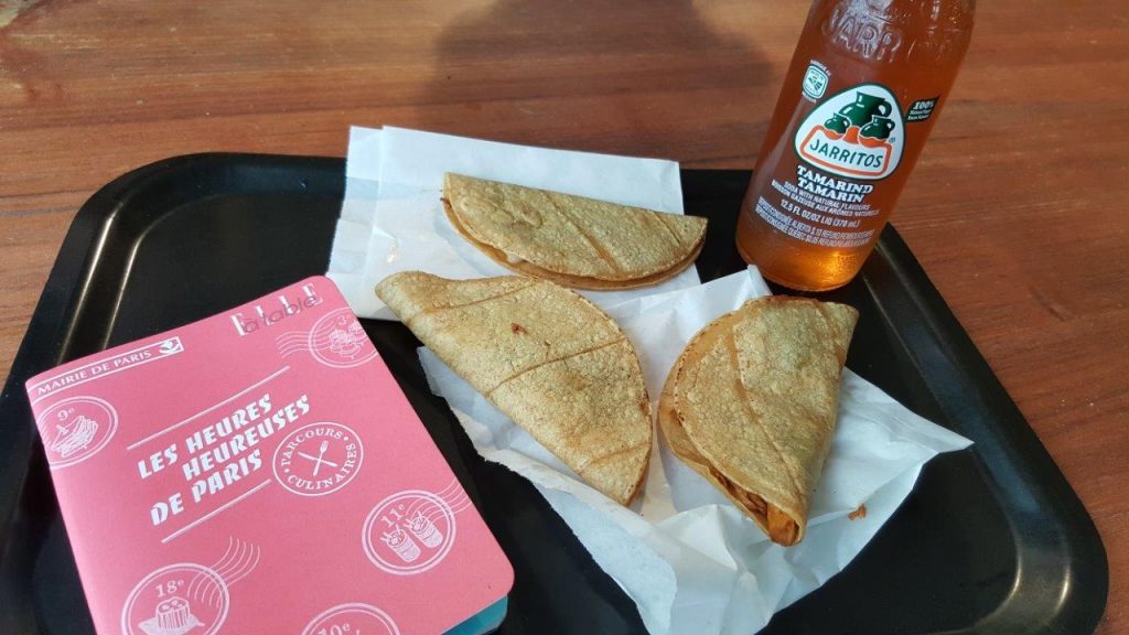 Un Quesita de fromage fondu au poulet mariné Pibil