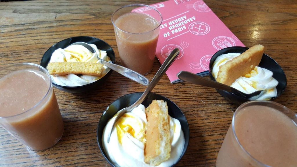 Un Biscuit joconde crème de chocolat blanc et pointe de passion accompagné d’un smoothie de fruits frais (ananas, banane et citron)