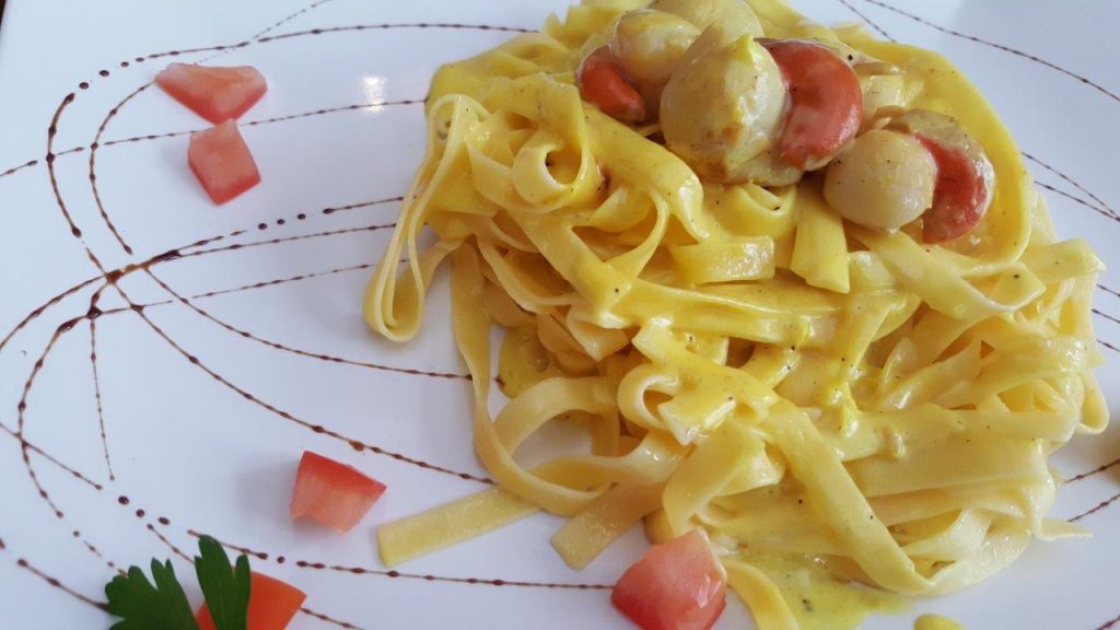 Noix de Saint-Jacques à la crème et tagliatelles 