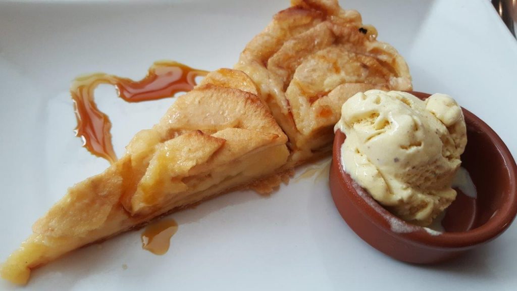 Tarte aux pommes et boule vanille 