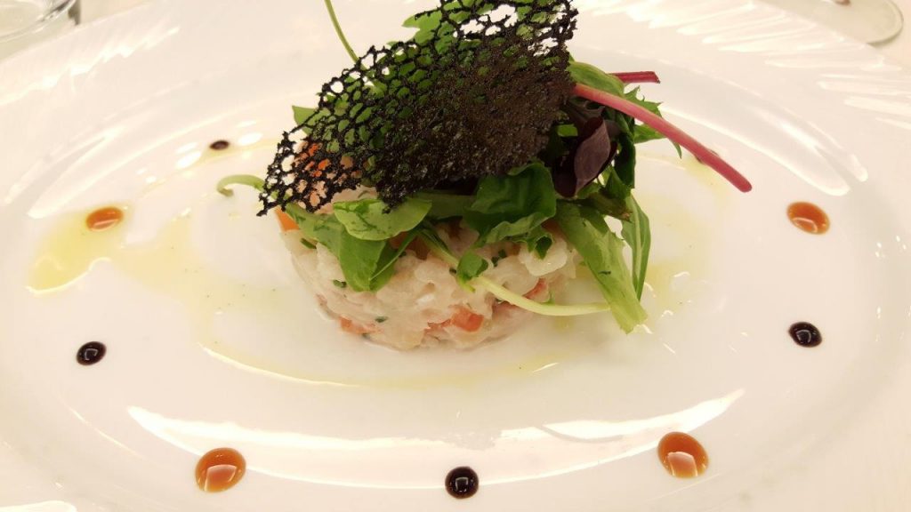 Tartare d'églefin au lait coco et citron vert, salade de jeune pousse