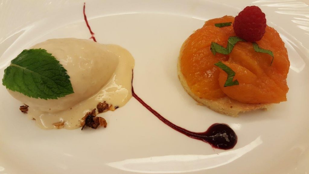 Abricots poches sirop citronnelle, sablé breton glace noisette 