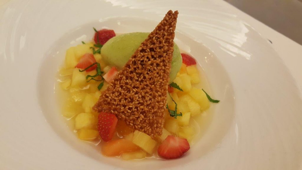 Soupe d'ananas et de fraise à la fleur d'oranger, sorbet yaourt de la maison Pédone, maître glacier 