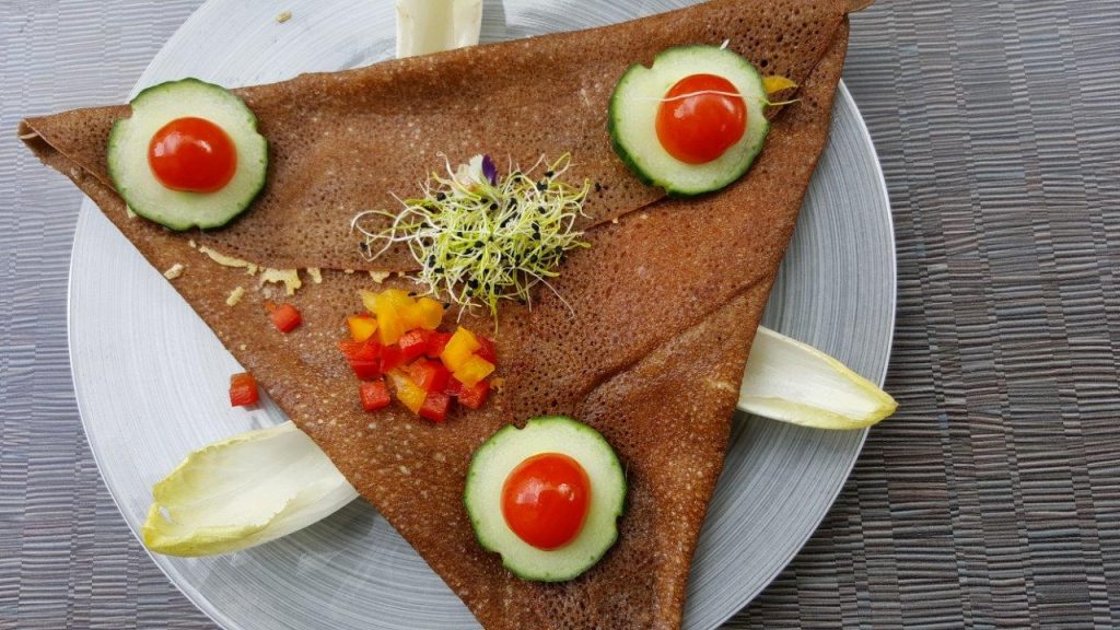 galette canaille : crème fraîche, lardons, jambon blanc, Serrano, chorizo, fromage