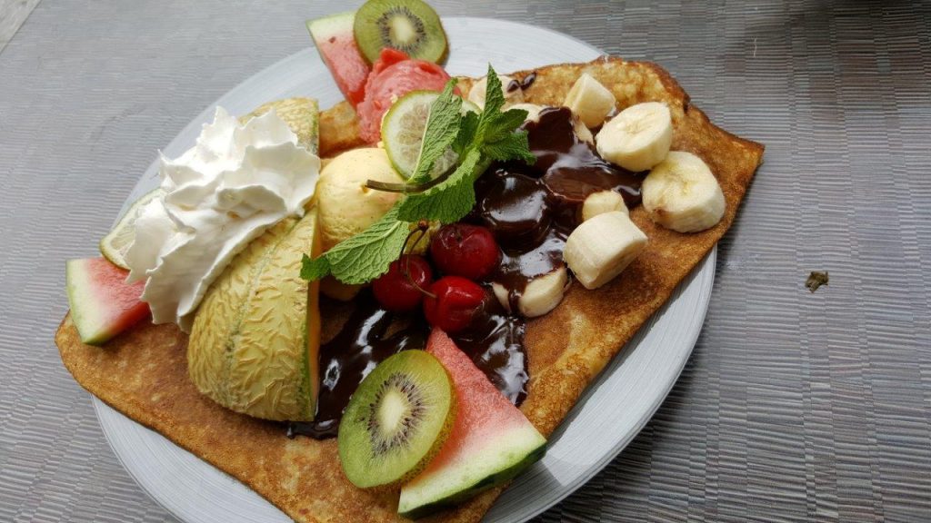 Crêpe Split : Banane, sauce chocolat, chantilly maison, glace vanille et fraise  