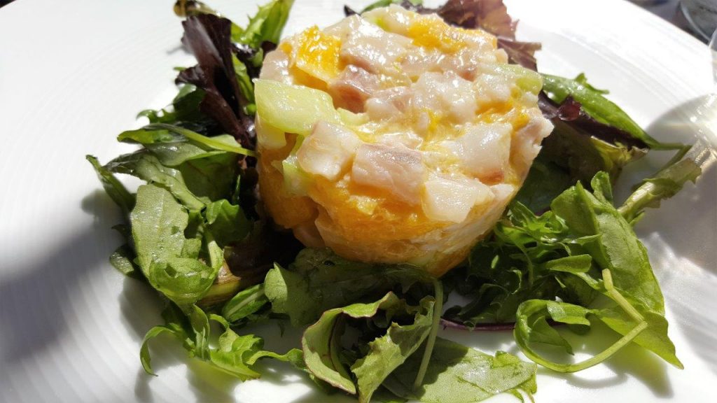 Un tartare de bar aux agrumes, concombre frais et mesclun de Sicile