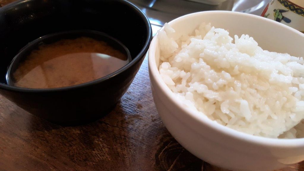 soupe miso et bol de riz