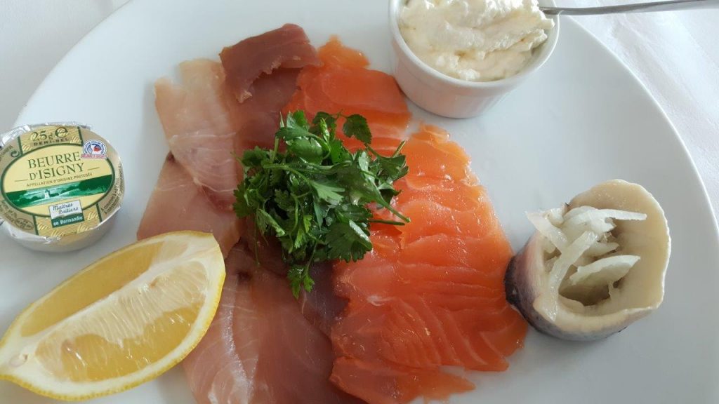 Assiette de poissons fumés, crème au raifort