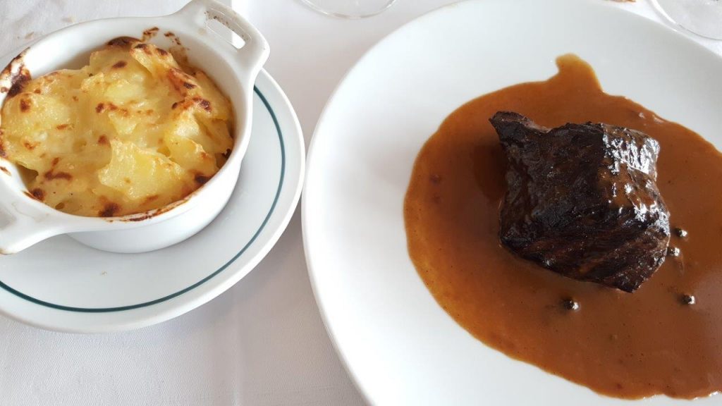 Cœur de rumsteck poêlé au poivre mignonnette, gratin dauphinois Poulet jaune des Landes avec gratin dauphinois 