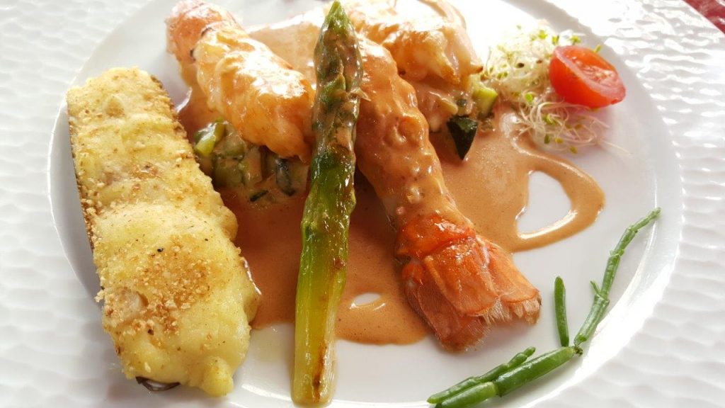 Langoustines de nos côtes, rôties, gratiné de couteaux, chaud froid d'asperges vertes, bisque de homard