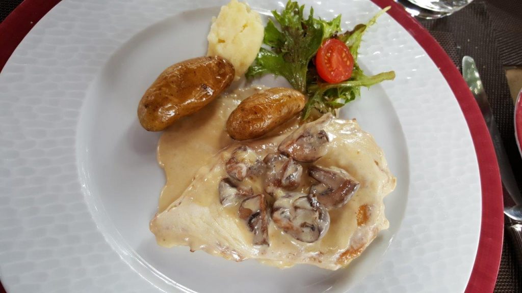 Filet de poulet, sauce crémée et légumes 