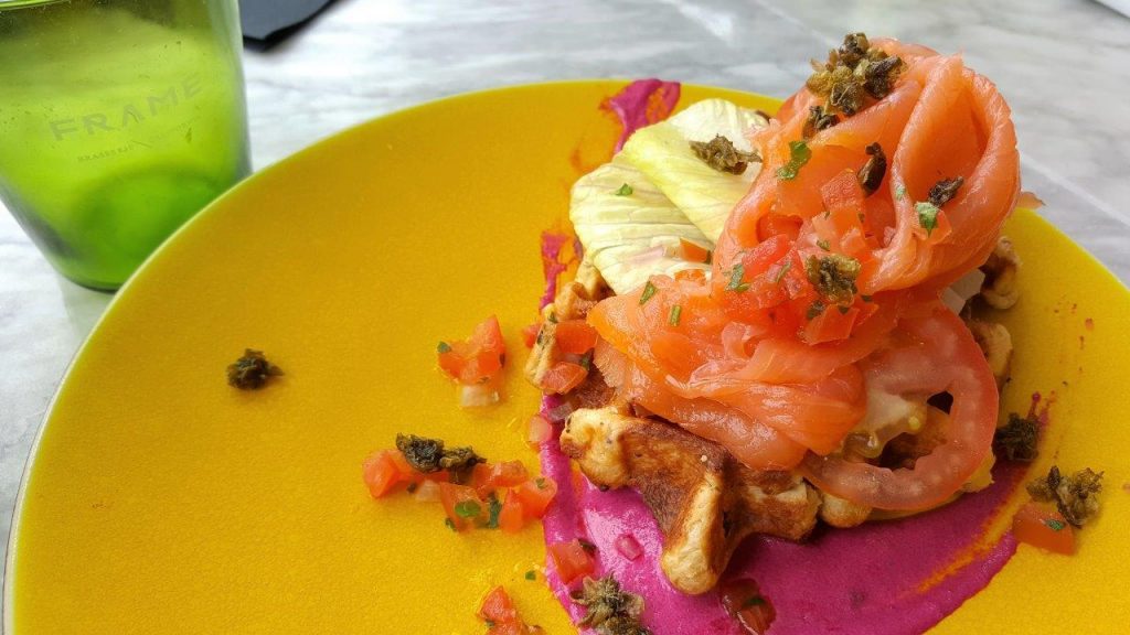 Saumon fumé, gouffre à la moutarde et aux herbes, fromage frais à la betterave rôtie et relish de tomate