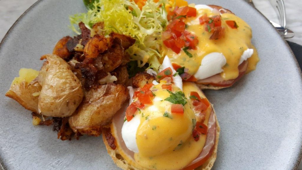 Oeufs Bénédicte, muffin, bacon, oeufs pochés, sauce hollandaise Siracha