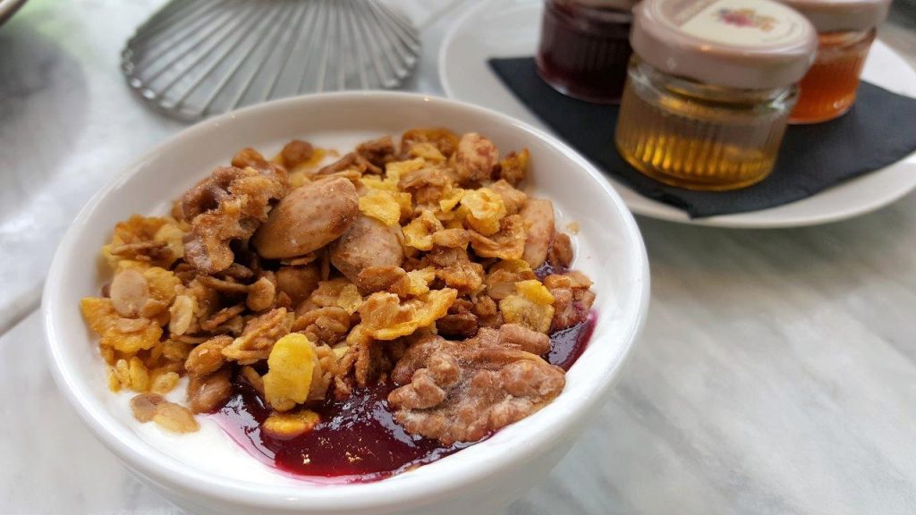 Parfait, fromage blanc, coulis de framboise et granola maison 