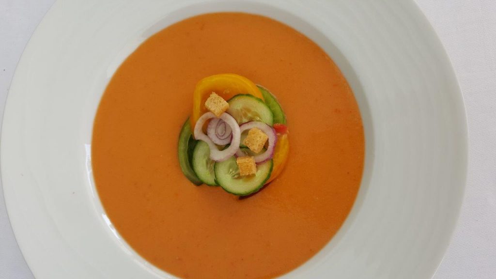 Gaspacho servi devant nous 