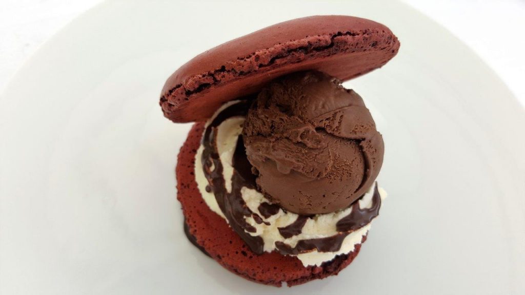 Macaron glacé et sorbet chocolat 