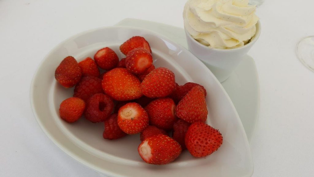 Belle assiette de fraises et framboises 