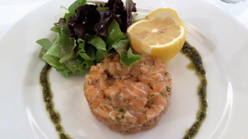 Tartare de saumon mariné aux aromates 