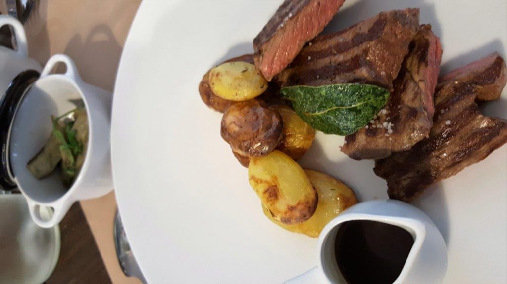 Faux-Filet de Boeuf Angus, Poêlée d’Artichauts à la Roquette et Pommes Grenaille au Thym Frais