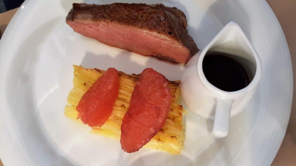 Filet de Canette, Jus au Porto Pamplemousse et Basilic, Millefeuille de Pomme de Terre (menu enfant)