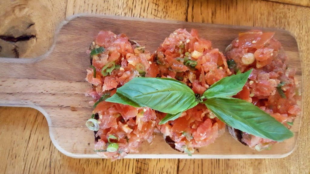 Stracciatella, cœur crémeux de la Burrara, servi avec des petits pains chauds