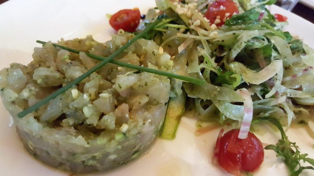 Tartare de daurade, noisettes, légumes croquants 